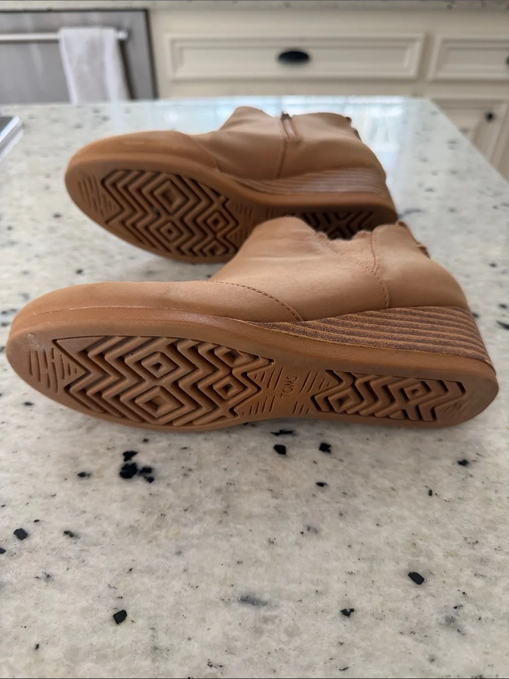 Toms stylish tan